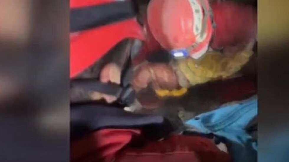 في مشهد يحبس الأنفاس..لحظة إنقاذ رضيع من تحت الأنقاض بعد 140 ساعة