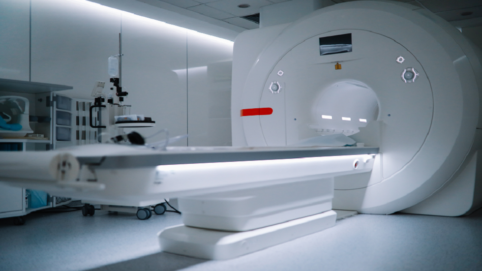 تقرير يكشف عن حادث غريب: سلاح يقتل صاحبه بواسطة آلة التصوير بالرنين المغناطيسي!