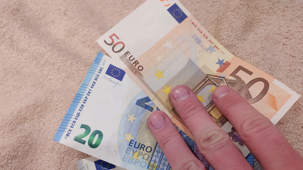 الاتحاد الأوروبي يتوقع تحسنا اقتصاديا والتضخم ما زال مؤلما