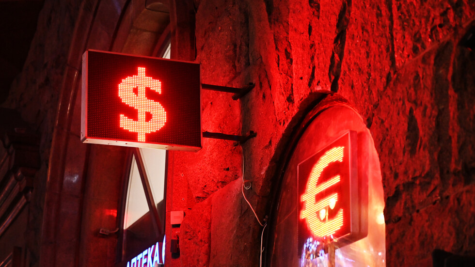 مؤشر بورصة موسكو الرئيسي بالمنطقة الخضراء والروبل يتراجع