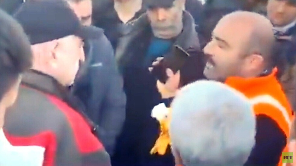 "لقد سئمنا".. رجل إنقاذ تركي يلقن رئيس حزب معارض درسا بعد هجومه على السوريين (فيديو)