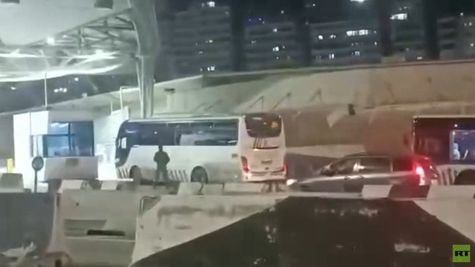 تعرّض جندي إسرائيلي لإصابة خطرة بنيران صديقة على حاجز شعفاط في القدس (فيديو)