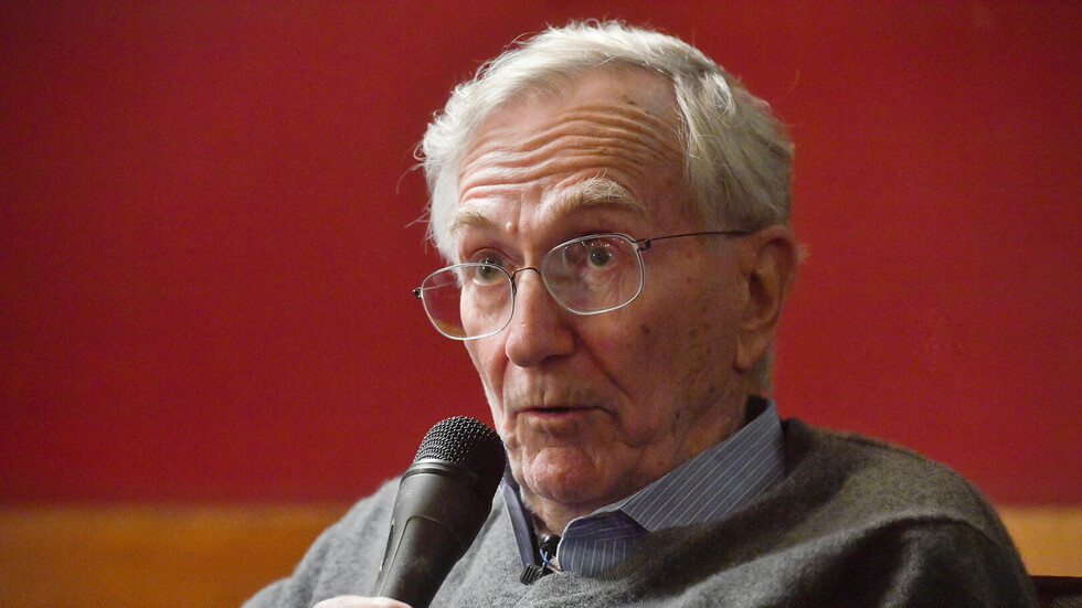 سيمور هيرش: الولايات المتحدة أطلقت رصاصة على ساقها بتفجير