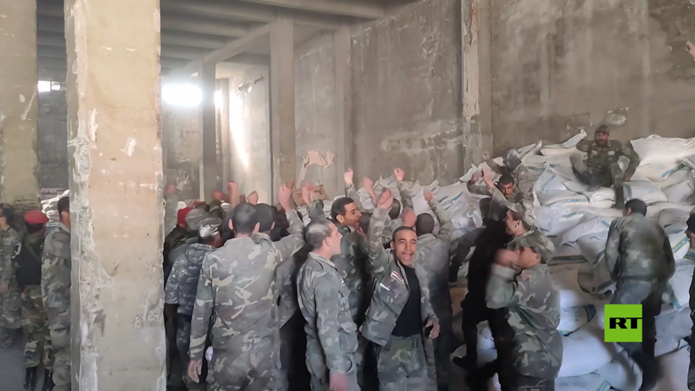 أول قافلة إنسانية من حزب الله تصل إلى ميناء اللاذقية