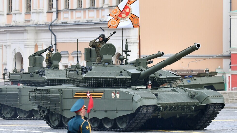 قائد دبابة روسية: نستعد لمواجهة دبابات "الناتو".. فيديو