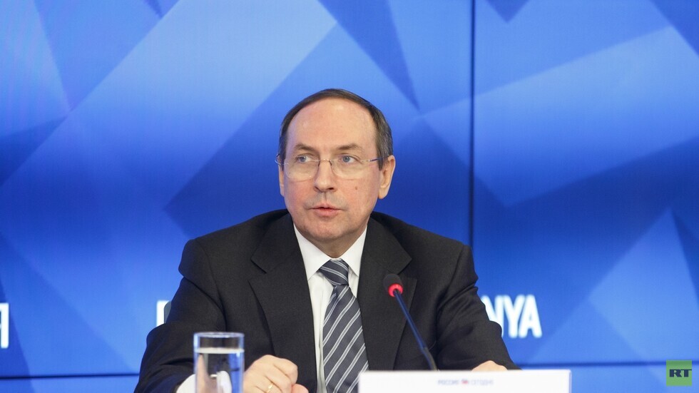 حفيد وزير الخارجية السوفيتي يستحضر عبارة لمفكر لبناني لبرهنة "مستوى الغباء في البيت الأبيض"