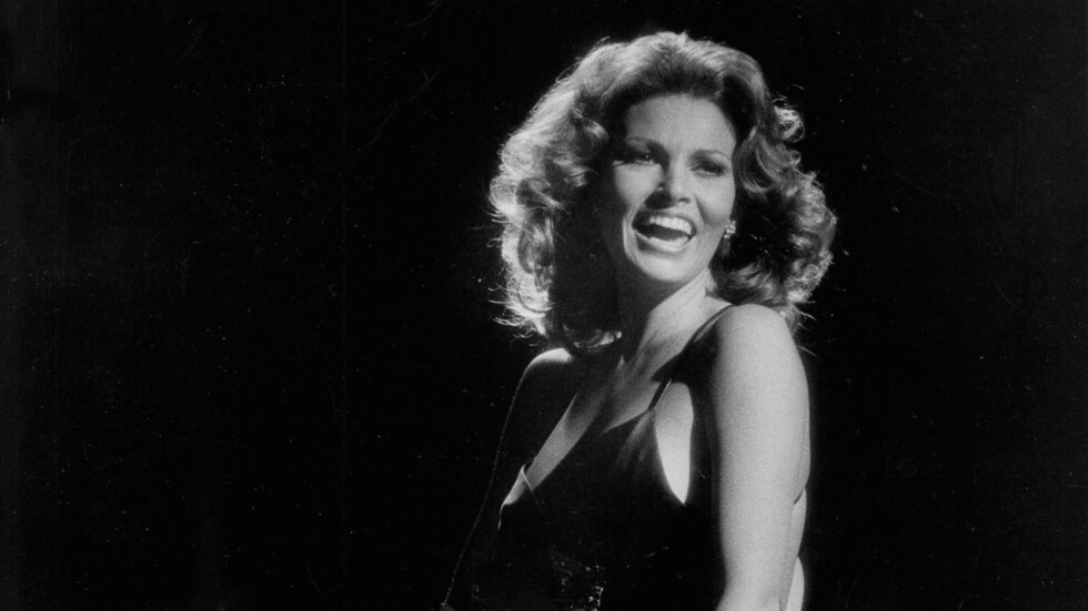 وفاة نجمة السينما الأمريكية راكيل ويلش عن عمر 82 عاما