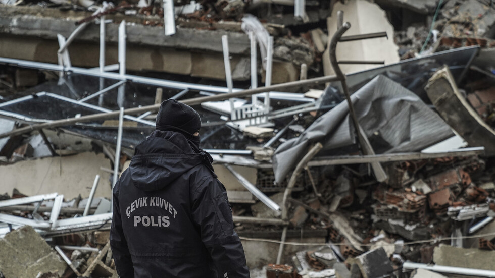 اعتقال رجل في تركيا حاول خطف طفل ناج من الزلزال