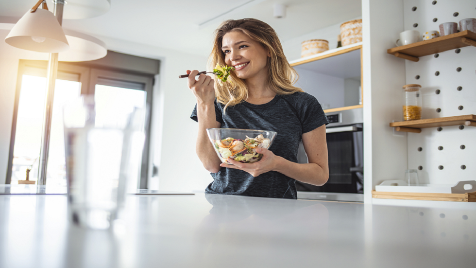 تسعى لإنقاص وزنك؟.. العلماء يكتشفون حيلة بسيطة لتناول طعام صحي!