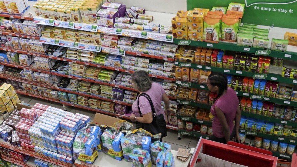 لبنان.. بدء تطبيق قرار التسعير والدفع بالدولار في السوبرماركت