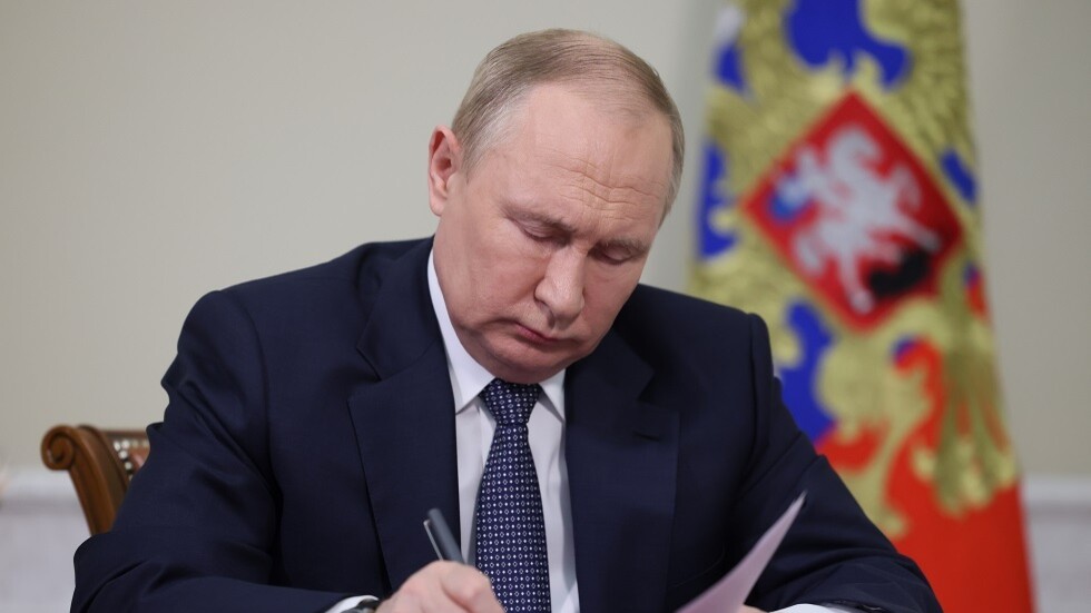 بوتين يوقع قانونا حول الدعم الاجتماعي لزوجات العسكريين الذين قتلوا أثناء العملية الخاصة بأوكرانيا