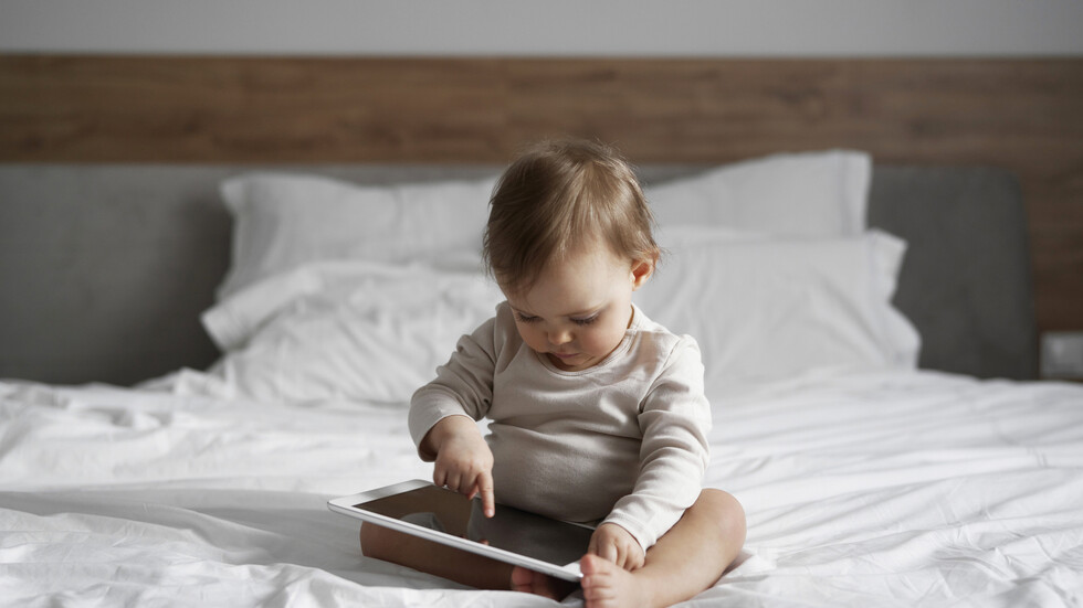 أضرار لا يستخف بها على أدمغة الأطفال جراء جلوسهم الطويل أمام الشاشات