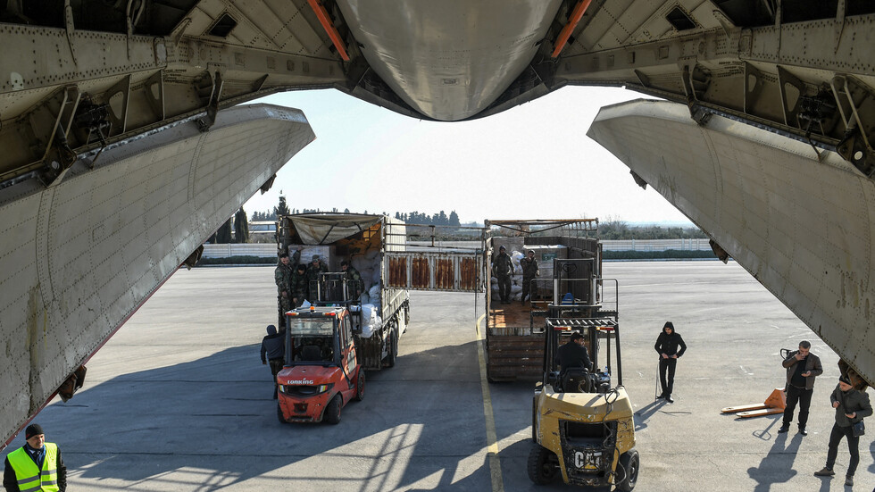 10 شاحنات سعودية تحمل 80 طنا من المواد الإغاثية إلى الشمال السوري (فيديو)