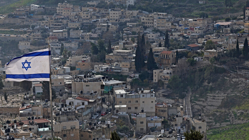 وزير الخارجية الإسباني يهاجم قرار مدينة برشلونة "الأحادي" تعليق توأمتها مع تل أبيب