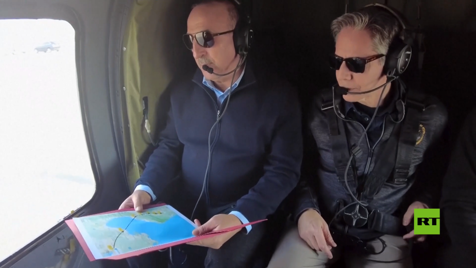 بلينكن يتفقد المناطق المتضررة جراء الزلزال في تركيا