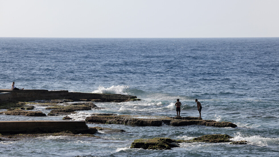بعد محافظة سيناء المصرية.. صور وفيديوهات لانحسار مياه البحر بلبنان وخبير يوضح (فيديو + صورة)