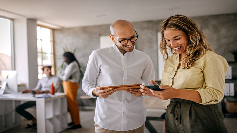 دراسة: العمل على مهمة مع شخص آخر يغير نشاط دماغك!