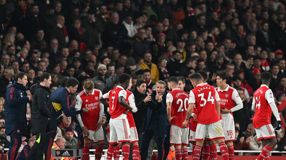 مساعد مدرب أرسنال يتلقى صفعة على وجهه