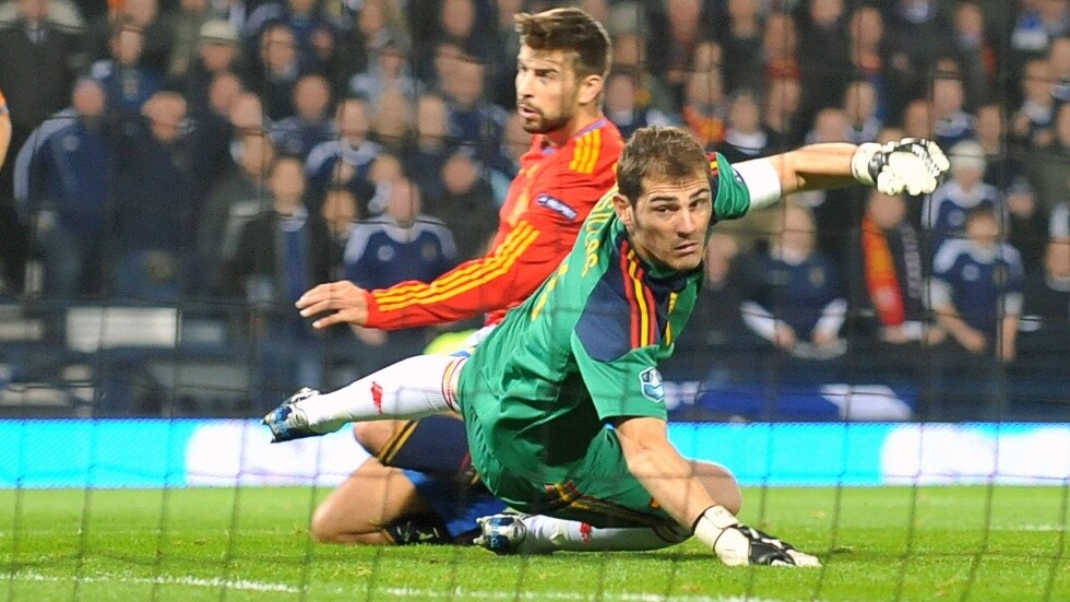 كاسياس يذكر بيكيه بفضائح برشلونة.. وجيرارد يستشيط غضبا