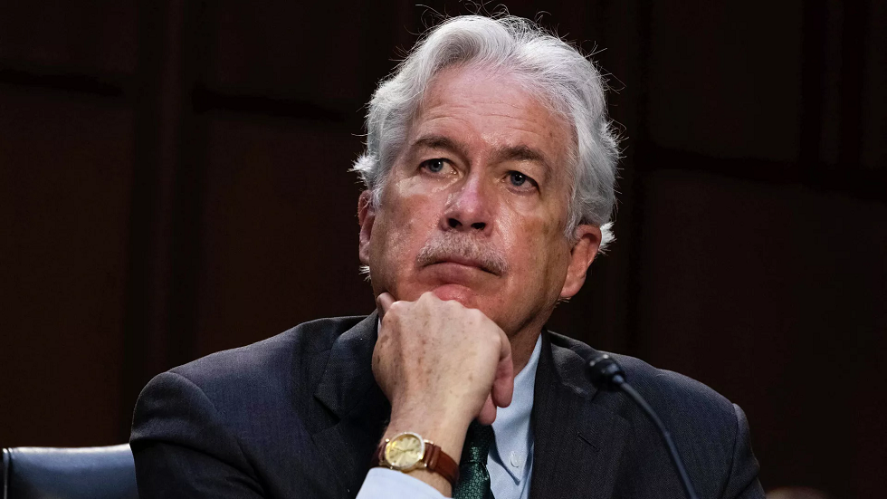 "بوليتيكو": رئيس وكالة المخابرات الأمريكية حذر زيلينسكي من احتمال خفض المساعدات