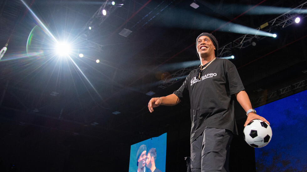 بالفيديو.. رونالدينيو يهدي كرته الذهبية لمتحف برشلونة