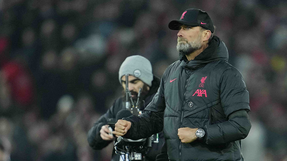 رد فعل غريب لكلوب بعد تسجيل بنزيما الهدف الرابع في شباك ليفربول