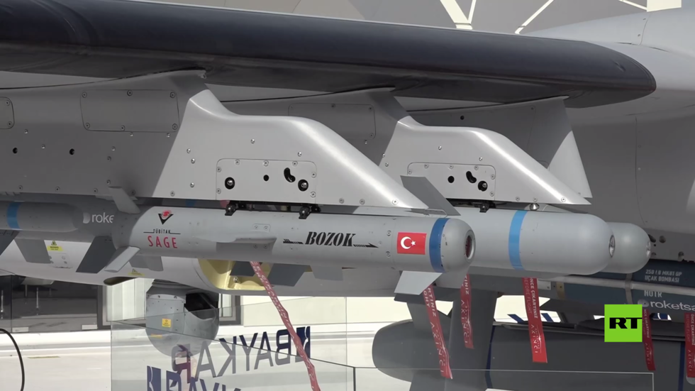 بالفيديو.. صناعات عسكرية تركية تشمل درونات "بيرقدار" تعرض في آيدكس 2023 بأبو ظبي