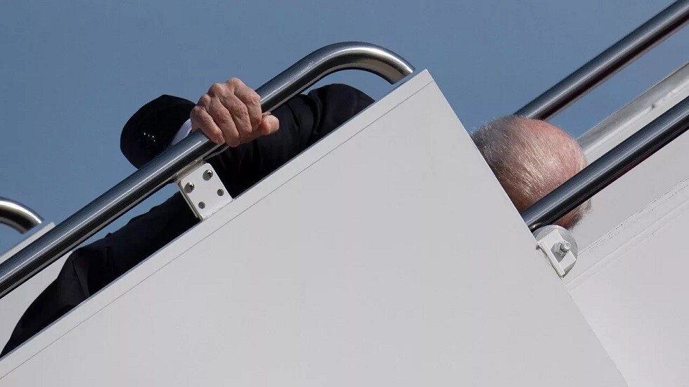 مجددا.. بايدن يتعثر على سلم الطائرة الرئاسية في وارسو (فيديو)