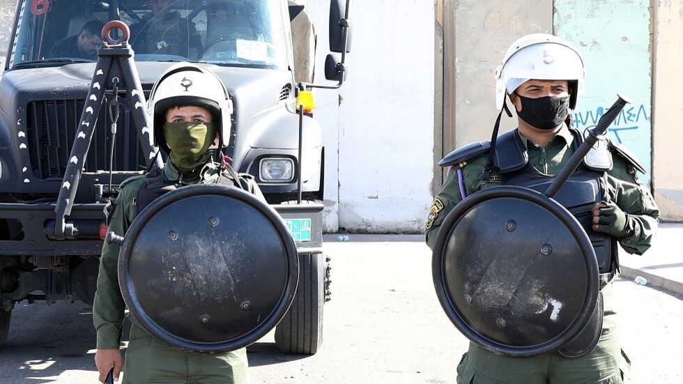 مواطن عربي يتنكر بزي امرأة في بغداد ويحتال على سائقي الشاحنات (صورة)