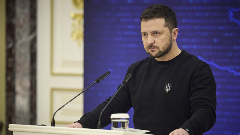 زيلينسكي يجهل وجود حدود مشتركة بين روسيا والولايات المتحدة