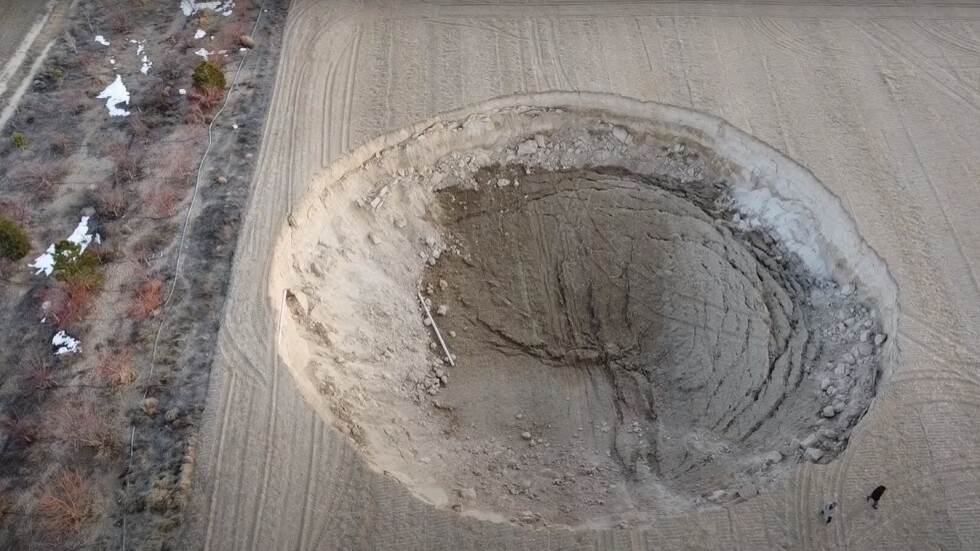 تركيا.. ظهور مفاجئ لحفرة عملاقة في قونية يثير الحيرة (فيديو)