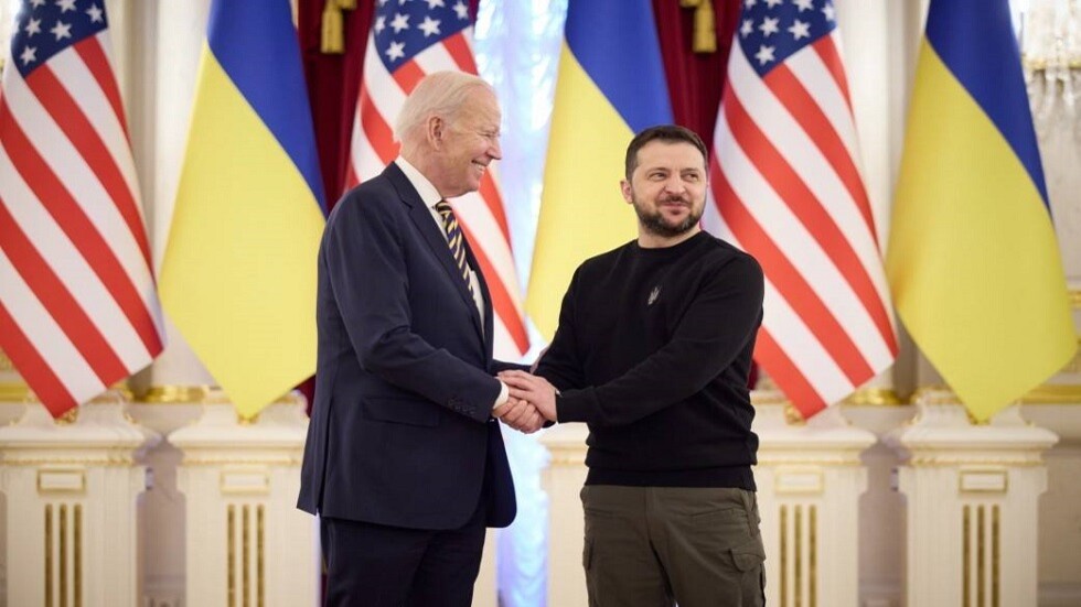 شبيه طبق الأصل لزيلينسكي يظهر بشكل مفاجئ خلال لقائه مع بايدن (فيديو)