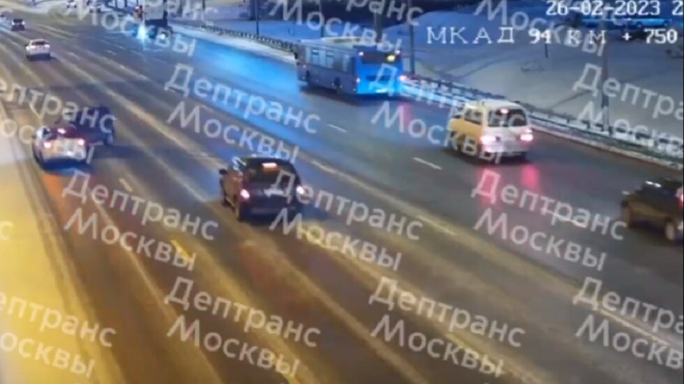 حادث مروري في الطريق السريع في موسكو بسبب الجليد (الفيديو)