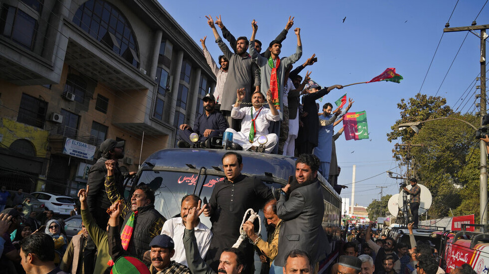 الشرطة الباكستانية تعتقل مؤيدا بارزا لعمران خان