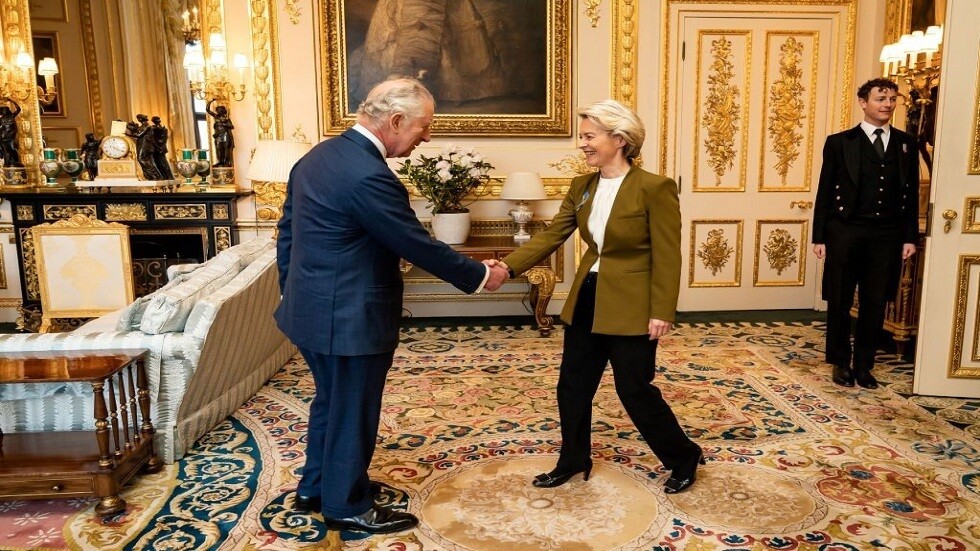 انتقادات واسعة في المملكة المتحدة بشأن لقاء فون دير لاين مع الملك تشارلز الثالث