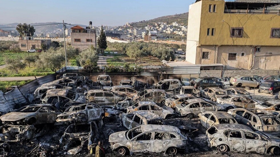 حوارة الفلسطينية تحصي الدمار بعد هجوم المستوطنين الذين عاثوا فيها فسادا