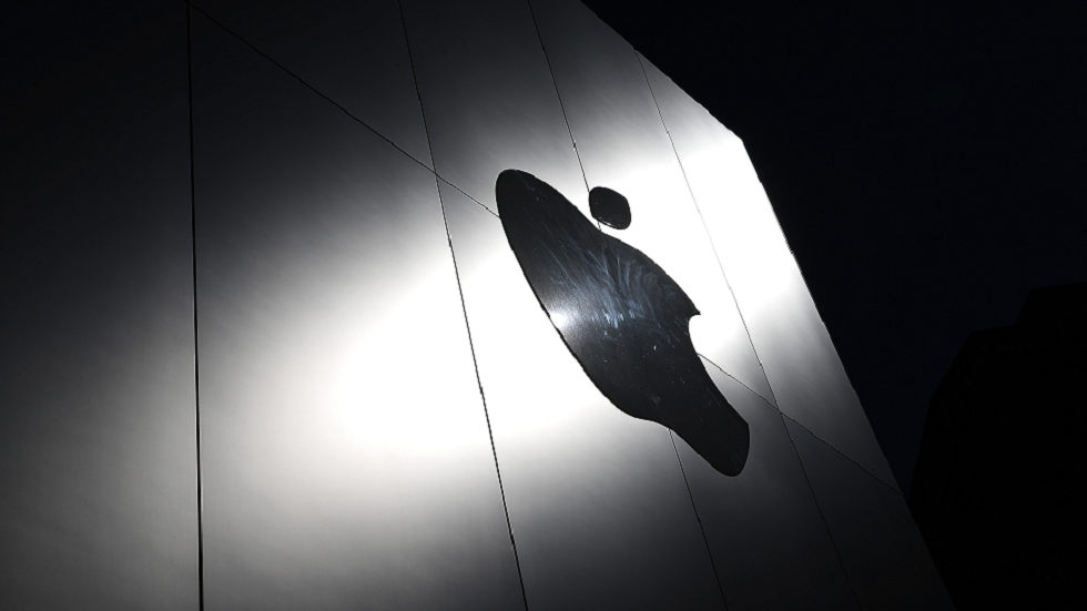 أخطاء جديدة تسمح للقراصنة بكشف صورك ورسائلك على "آيفون"!.. كيف تحمي معلوماتك الشخصية؟