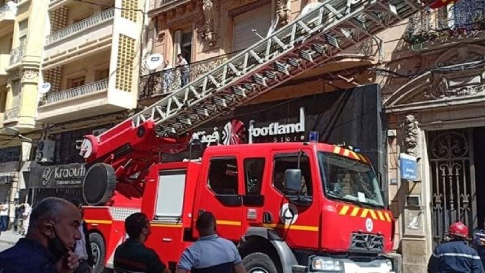 مصرع شخص وإصابة 3 آخرين جراء انهيار مبنى قديم في وهران الجزائرية