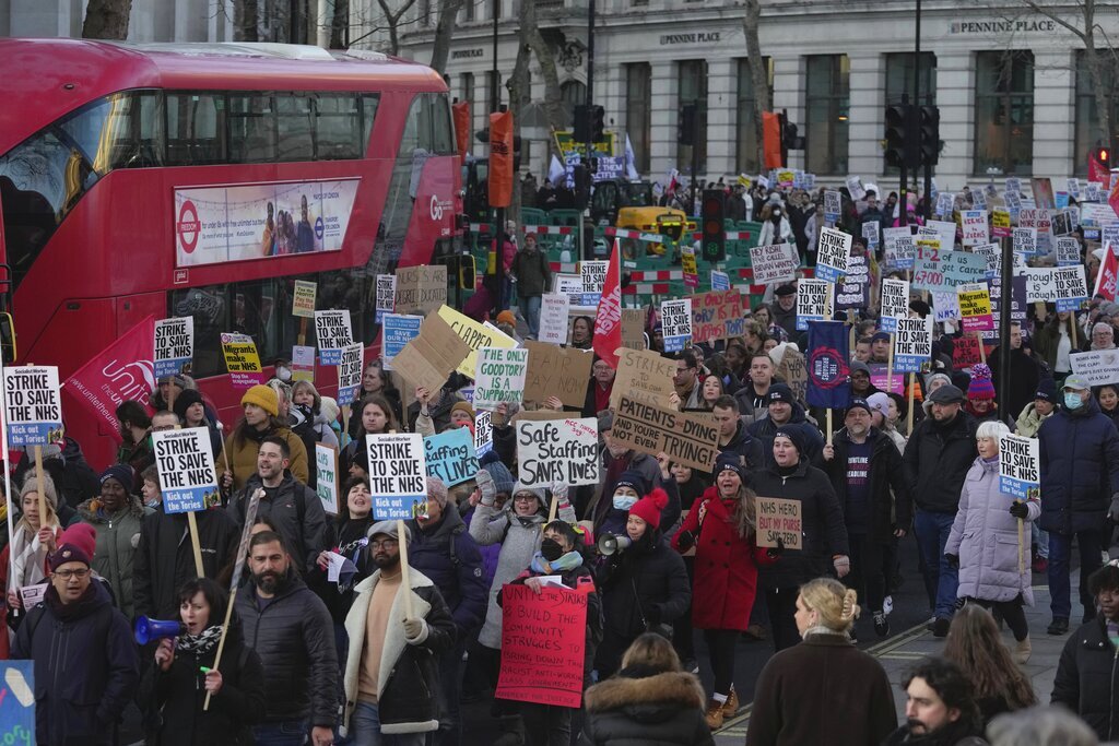 المملكة المتحدة.. المعلمون وموظفو الخدمة المدنية ينفذون أكبر إضراب منذ 30 عاما