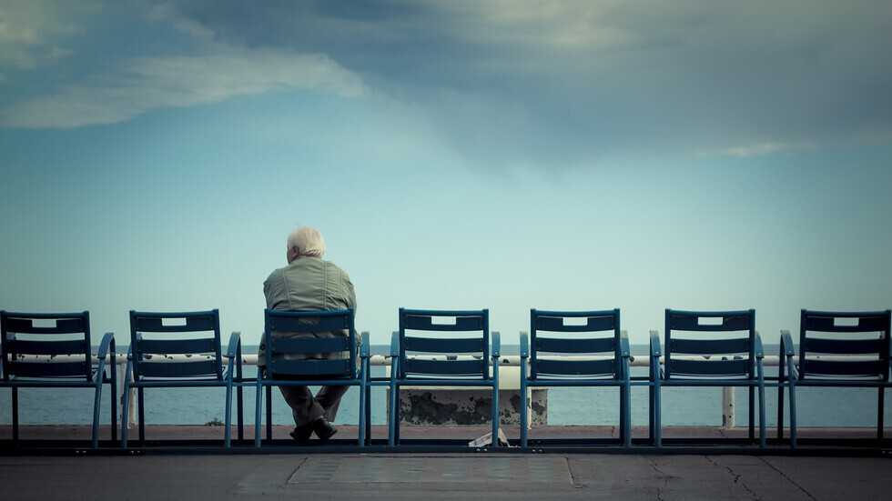 الشعور بالوحدة يزيد من خطر الإصابة بمرض عصبي تنكسي يسرق الذاكرة