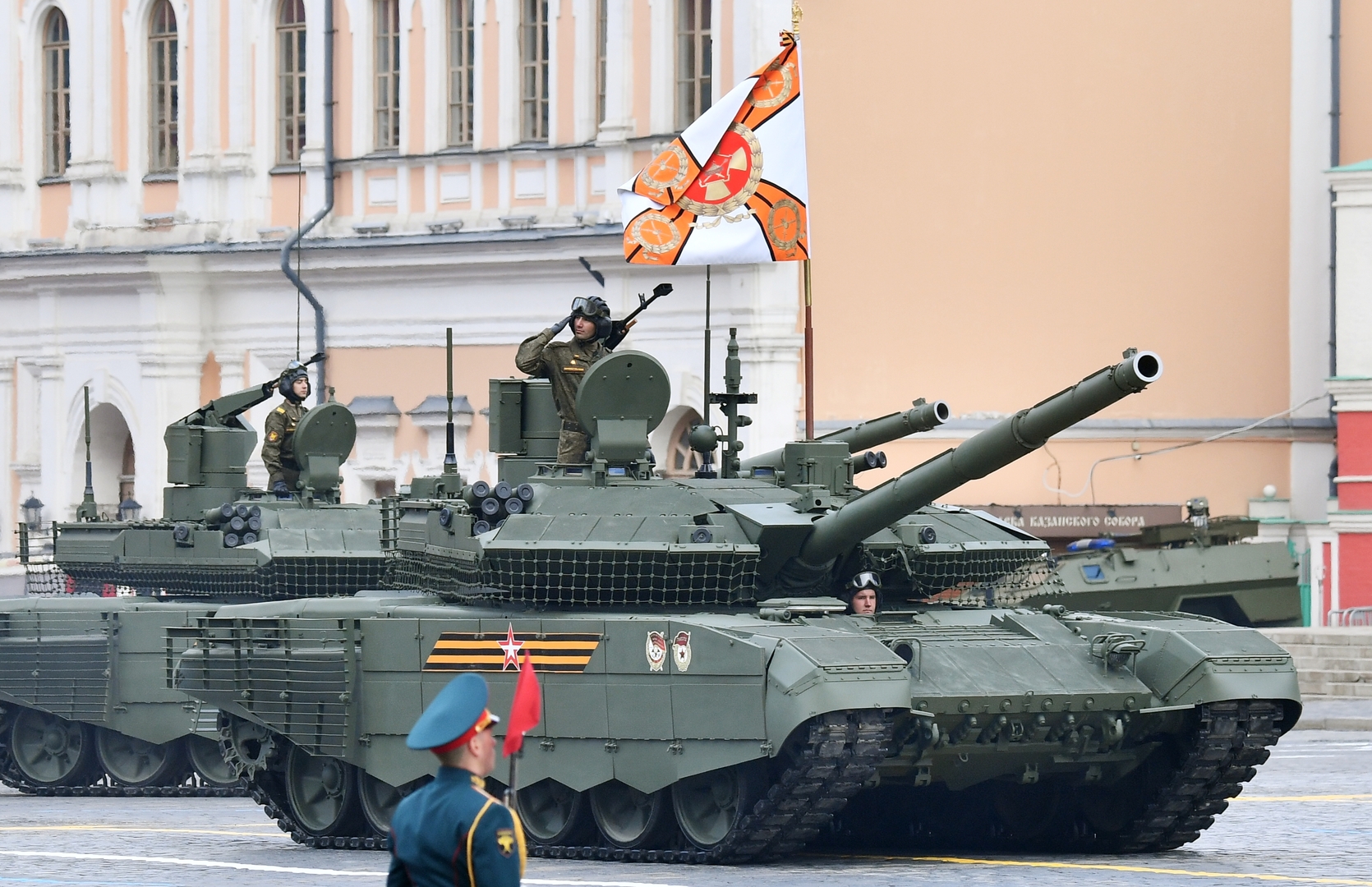 الدفاع الروسية تنشر مقطع فيديو يظهر تدريبات لأحدث دبابات 