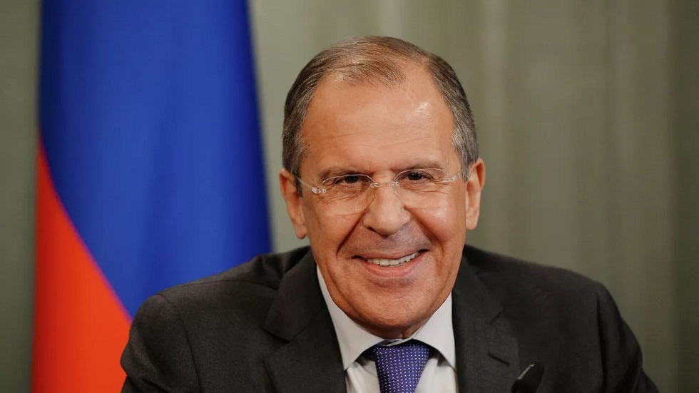 وزير الخارجية الروسي يتلقى هدية نادرة وقيّمة من إيطاليا