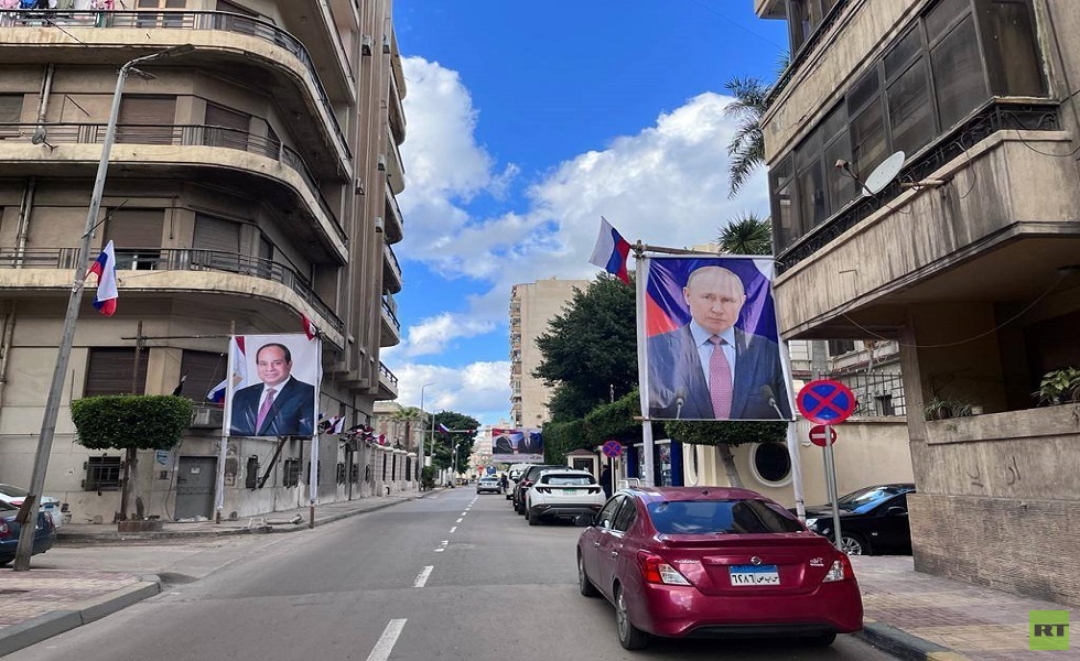 صور بوتين والسيسي تزين شوارع مصر (صور)