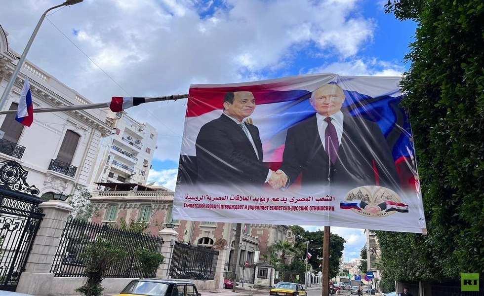 صور بوتين والسيسي تزين شوارع مصر (صور)