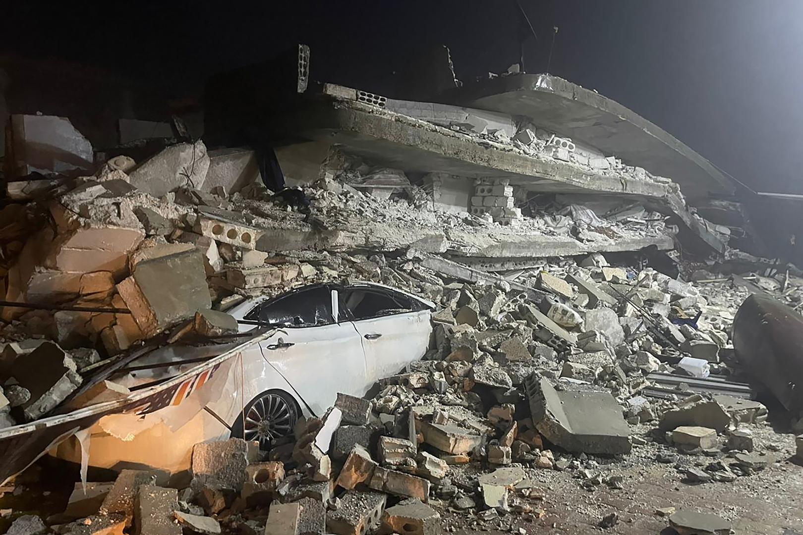 الكاميرات ترصد من زوايا مختلفة لحظة انهيار مبنى كامل في مدينة أورفة التركية جراء الزلزال