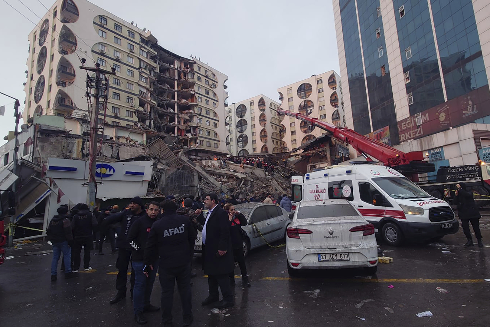 لحظة انهيار مبنى جراء زلزال تركيا