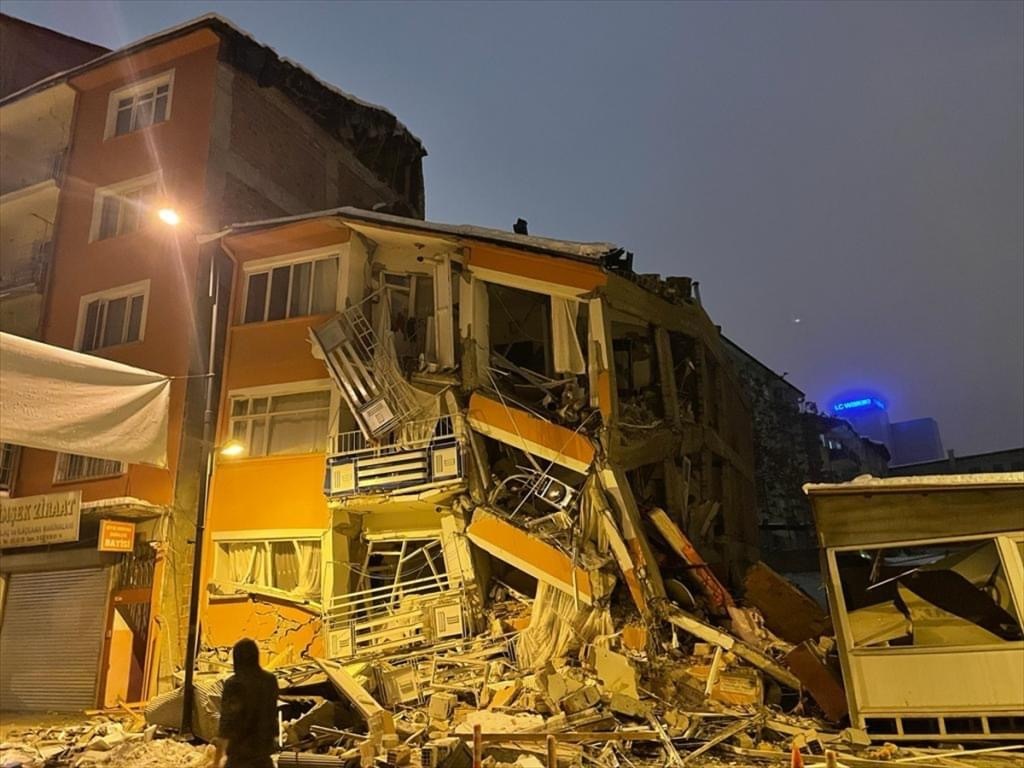 بالفيديو.. انفجارات وحريق في خط أنابيب غاز في هاتاي التركية جراء الزلزال 
