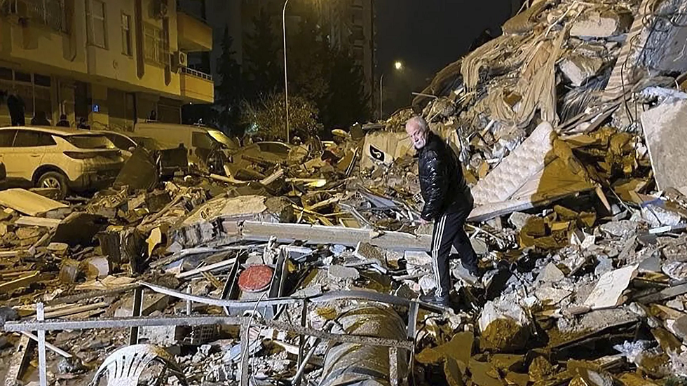 أردوغان يعلن عن ارتفاع عدد ضحايا الزلزال إلى 912 قتيلا و 5383 مصابا