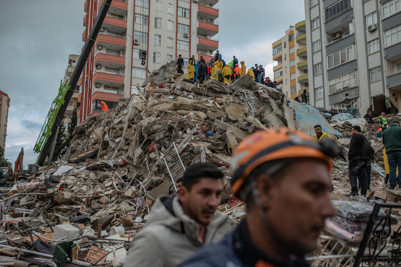 سائح خليجي يوثق لحظة وقوع زلزال تركيا المدمر من داخل الفندق (فيديو)