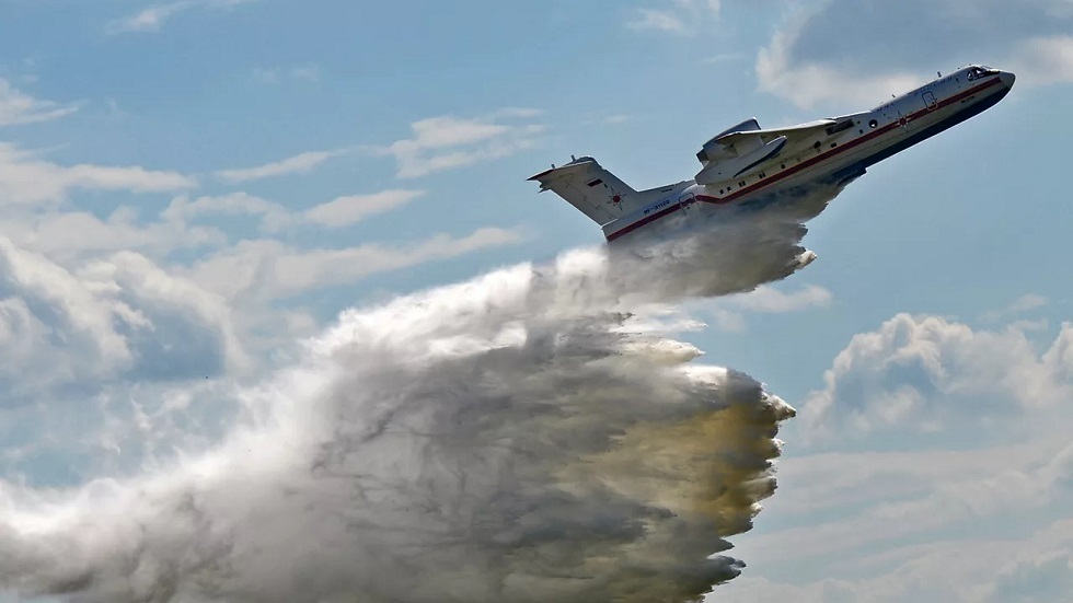 صورة من الفضاء لميناء إسكندرون يحترق وطائرة إطفاء روسية تحوم فوقه لنجدته (فيديو)